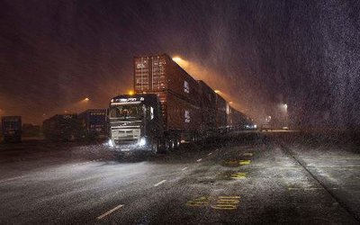 750馬力對(duì)決750噸 沃爾沃FH16環(huán)衛(wèi)車挑戰(zhàn)300米超長掛車壯舉